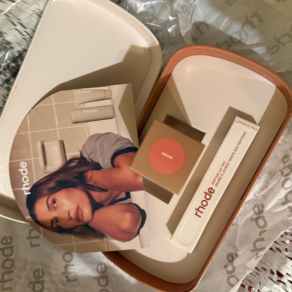 RHODE BIRTHDAY DUO CINNAMON ROLL AND LIMITED EDITION SPRINKLE - Picture 4 of 4